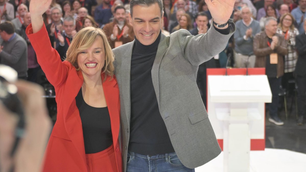 La secretaria general del PSOE de Aragón, ministra de Educación y portavoz del Gobierno, Pilar Alegría, con el líder del PSOE y presidente del Gobierno, Pedro Sánchez.