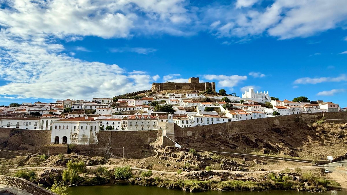 Mértola se asoma al Guadiana, entre historia y horizonte.
