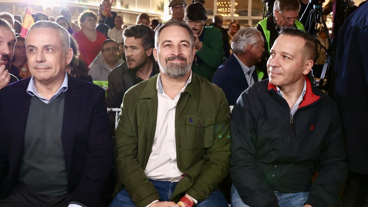 (I-D) El número 1 en la provincia de Badajoz y senador de VOX, Ángel Pelayo Gordillo; el presidente de VOX, Santiago Abascal; y el candidato de VOX en Extremadura, Óscar Fernández;