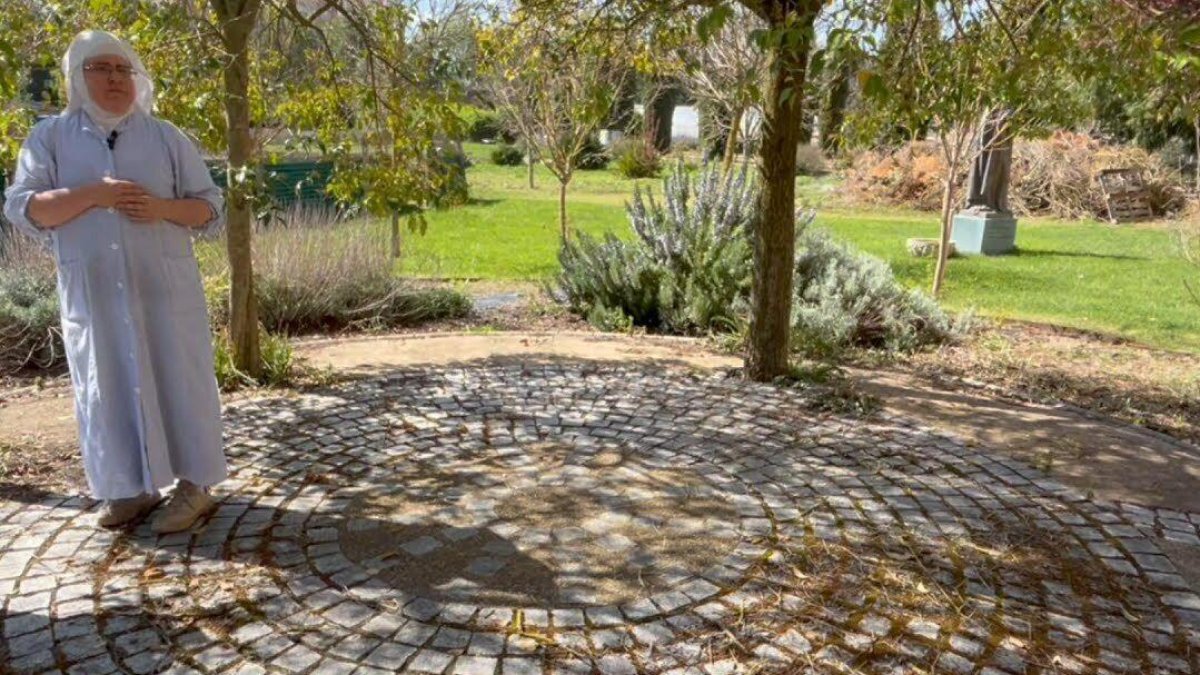 Una de las exclarisas en el jardín de Belorado.