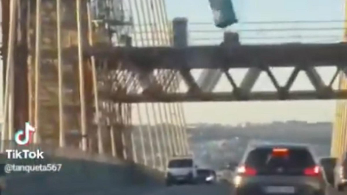 Váter cayendo desde el Puente del Centenario de Sevilla.