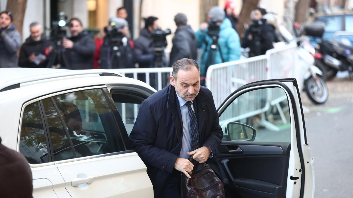 El exministro José Luis Abalos a su llegada al Tribunal Supremo, a 27 de noviembre de 2025.