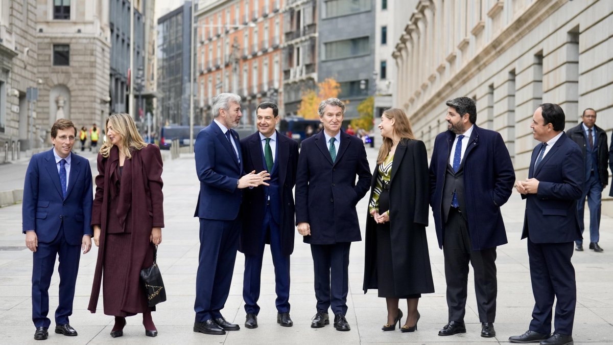 El líder del Partido Popular, Alberto Núñez Feijóo, conversa con los presidentes autonómicos de Aragón, Jorge Azcón; Andalucía, Juanma Moreno, Murcia, Fernando López-Miras y Valencia, Juanfran Pérez Llorca  y con la portavoz del PP en el Congreso, Ester Muñoz, en presencia del alcalde de Madrid, José Luis Martínez Almeida y de la portavoz del PP en el Senado, Alicia García, a su llegada al acto institucional por el Día de la Constitución, este sábado, en Madrid. EFE/Borja Sánchez-Trillo