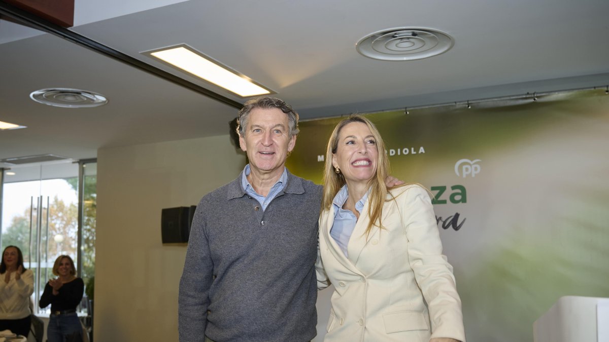 (Foto de ARCHIVO)
La presidenta de la Junta de Extremadura, María Guardiola (d), y el presidente del Partido Popular, Alberto Núñez Feijóo (i), durante un mitin del PPen Extremadura (España).