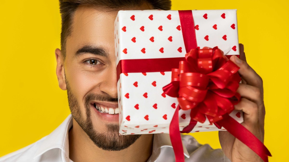 Sonrisas que esconden sorpresas: el arte de regalar con estilo.