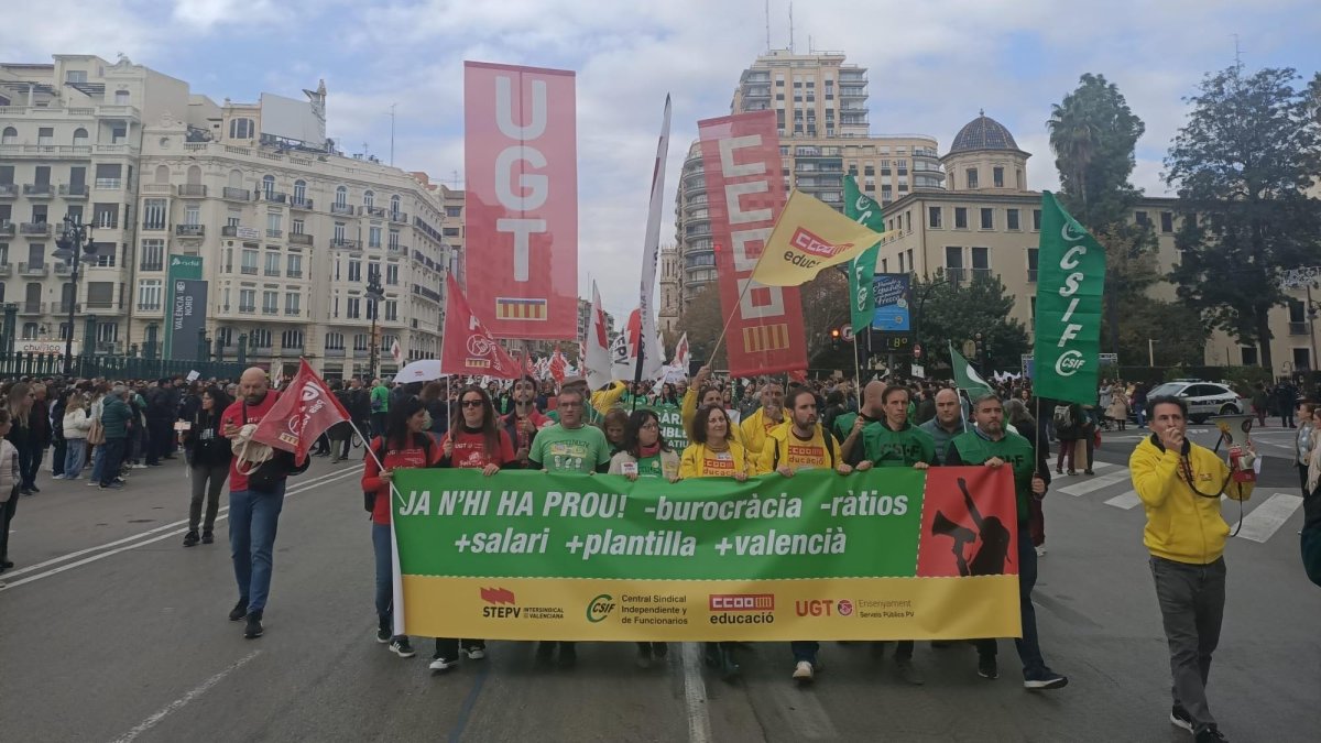 Manifestación en València con motivo de  la jornada de huelga en Educación en la Comunitat Valenciana.