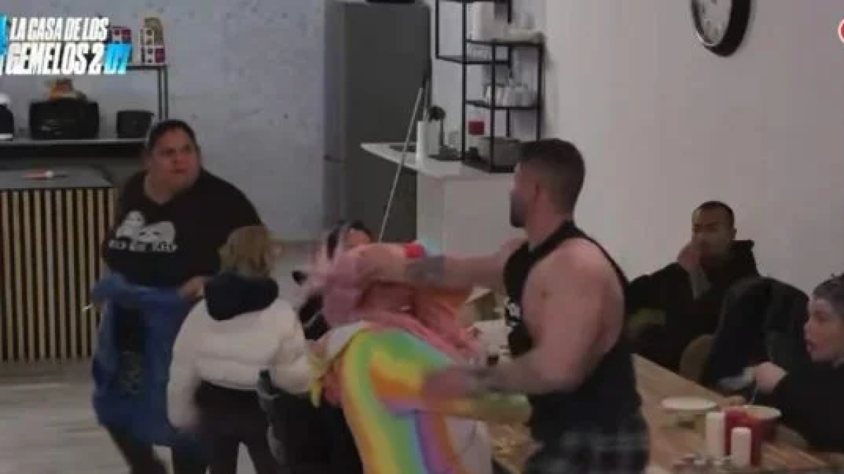 Agresión de Labrador en 'La casa de los Gemelos'.