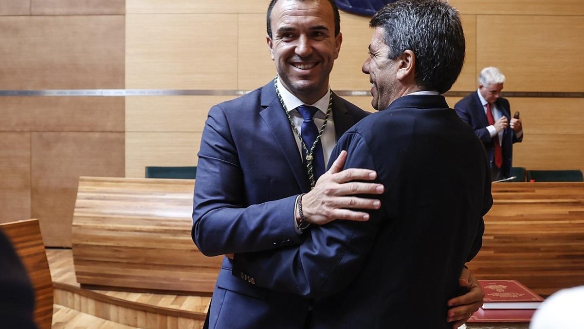 El presidente de la Diputación de Valencia, Vicent Mompó (i) y el expresidente de la Generalitat Valenciana, Carlos Mazón (d) 14/7/2023