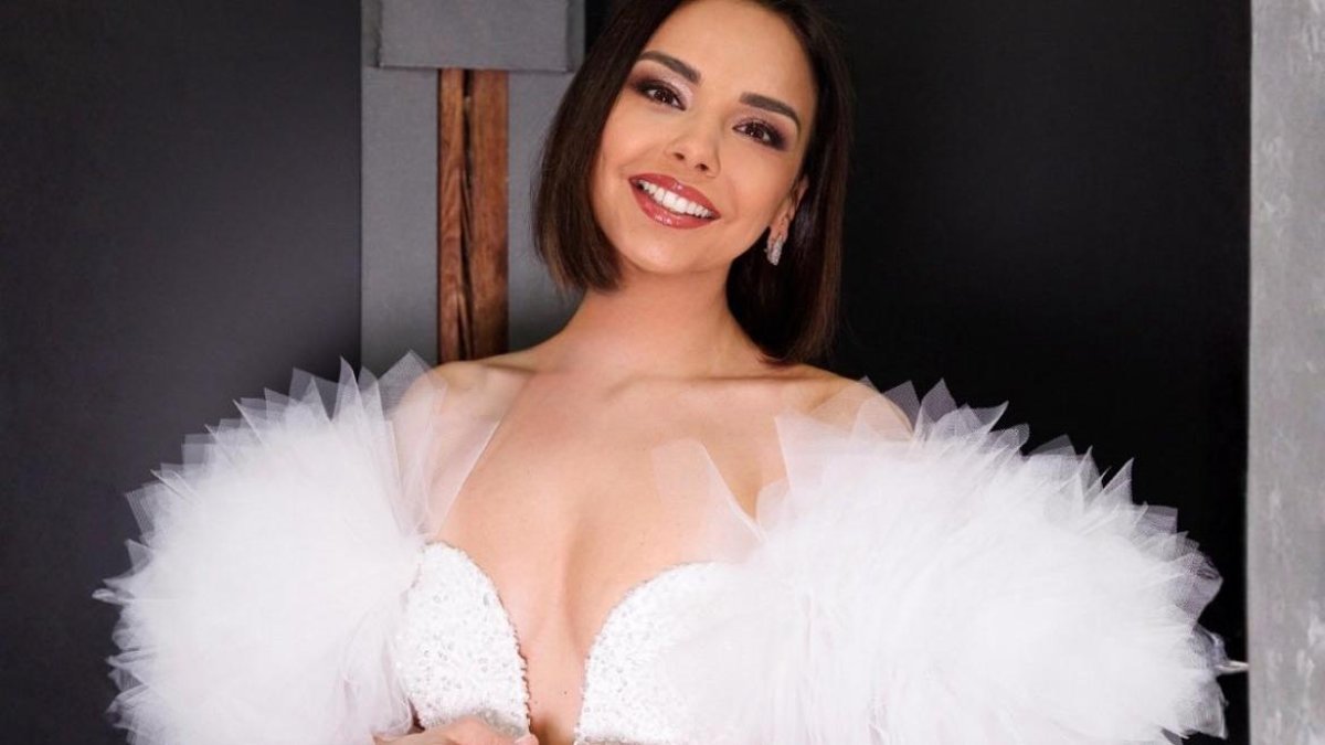 Chenoa brilla de blanco en las Campanadas y emociona con un mensaje a los ausentes