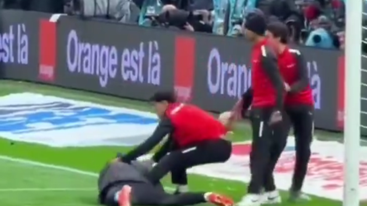 Final surrealista en África: los marroquíes intentaron robarle la toalla al portero de Senegal