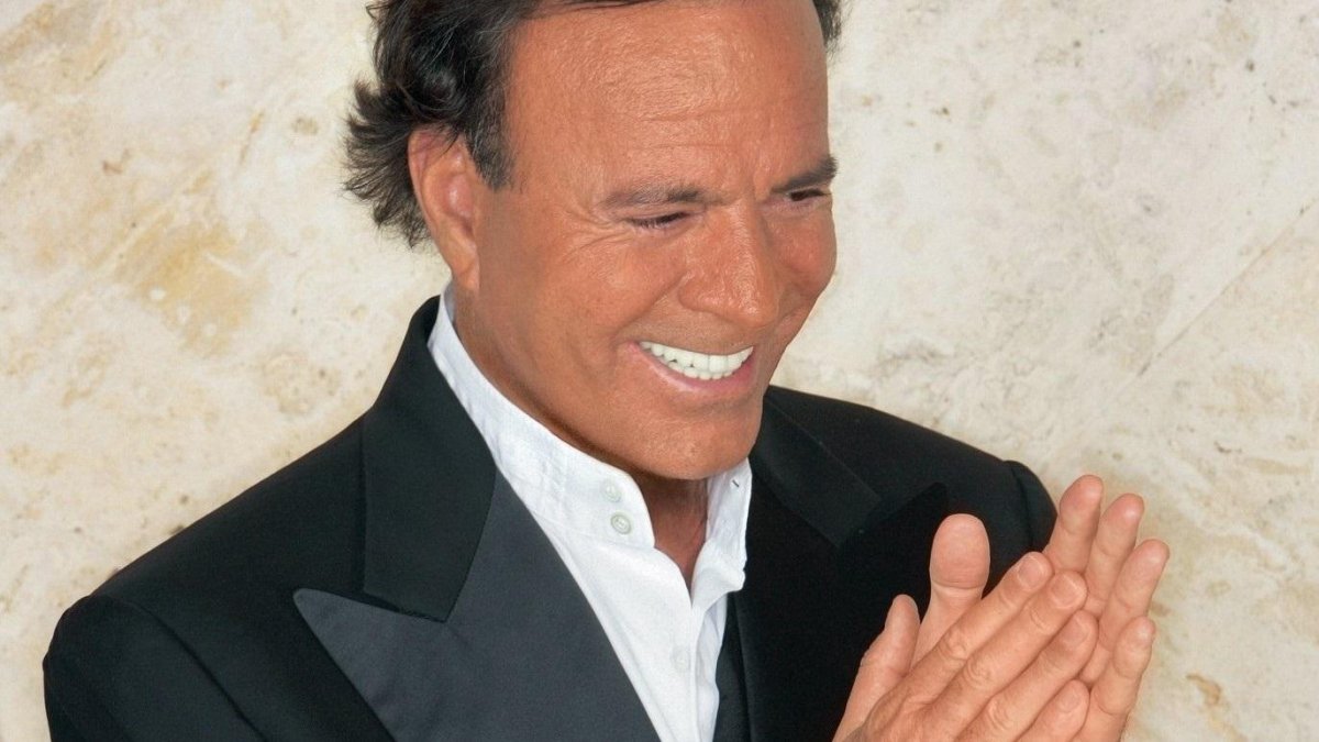 Julio Iglesias vence en la Audiencia Nacional y podrá acceder a la denuncia por presunto abuso sexual