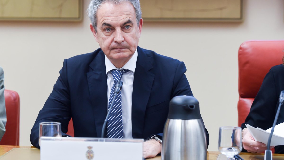 
                El PP avisa a Zapatero, en la diana por el rescate de Plus Ultra: "Le pedimos que permanezca en España y localizado"
             