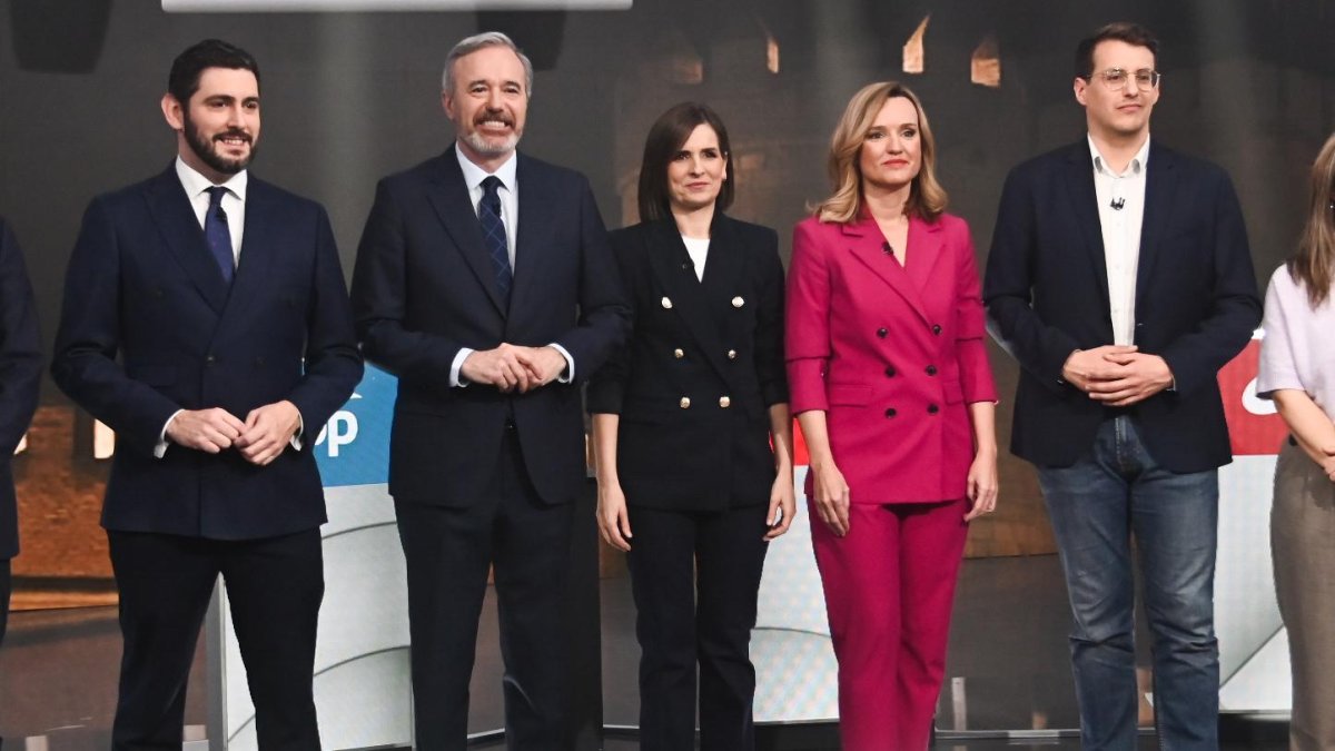 (I-D) La candidata de IU-Sumar, Marta Abengochea; el candidato de Aragón-Teruel Existe, Tomás Guitarte; el candidato de VOX, Alejandro Nolasco; el candidato del PP, Jorge Azcón; la candidata del PSOE, Pilar Alegría; el candidato de Chunta Aragonesista (CHA), Jorge Pueyo; la candidata de Podemos, María Goikoetxea; y el candidato del Partido Aragonés (PAR), Alberto Izquierdo; posan antes del debate a ocho entre los candidatos a la presidencia del Gobierno de Aragón, a 2 de febrero de 2026, en Zaragoza, Aragón (España). Las elecciones tendrán lugar el 8 de febrero de 2026 tras la decisión de Azcón, de disolver el parlamento en medio de un bloqueo político para la aprobación de los presupuestos regionales.

Ramón Comet / Europa Press
02 FEBRERO 2026: DEBATE;8F;ELECCIONES;ARAGÓN;ESPAÑA;AZCÓN;ALEGRÍA;PSOE;PP;PRESUPUESTOS;AUTONOMÍAS
02/2/2026