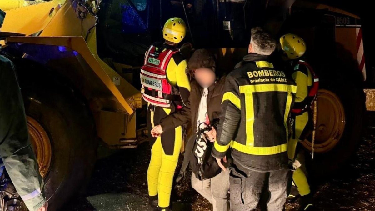 Bomberos en el rescate de cuatro personas tras la crecida del río Iro en Chiclana de la Frontera (Cádiz).
