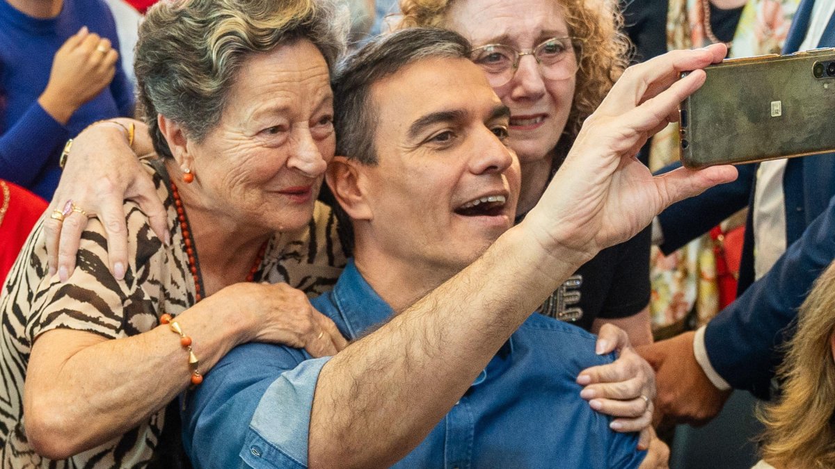 El presidente del Gobierno, Pedro Sánchez, se fotografía con simpatizantes socialistas en un acto del PSOE.