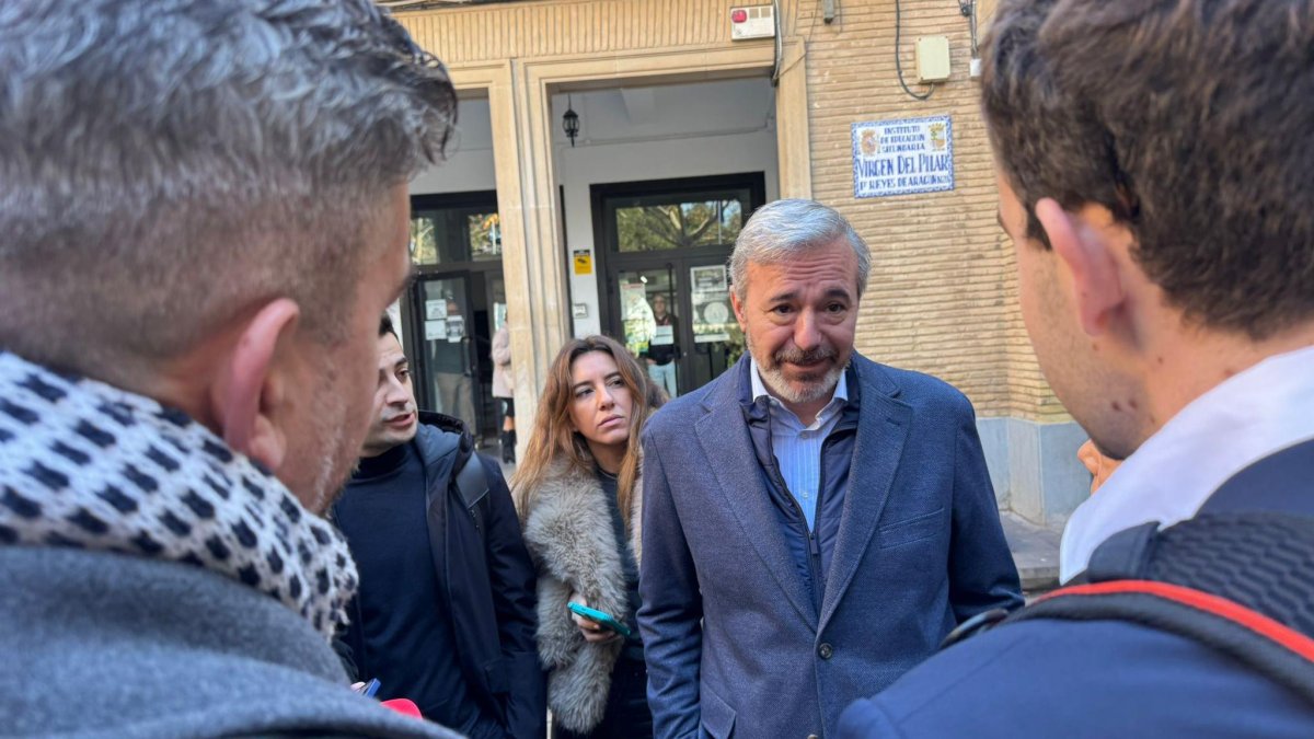 Jorge Azcón, atendiendo a los medios tras votar en Zaragoza