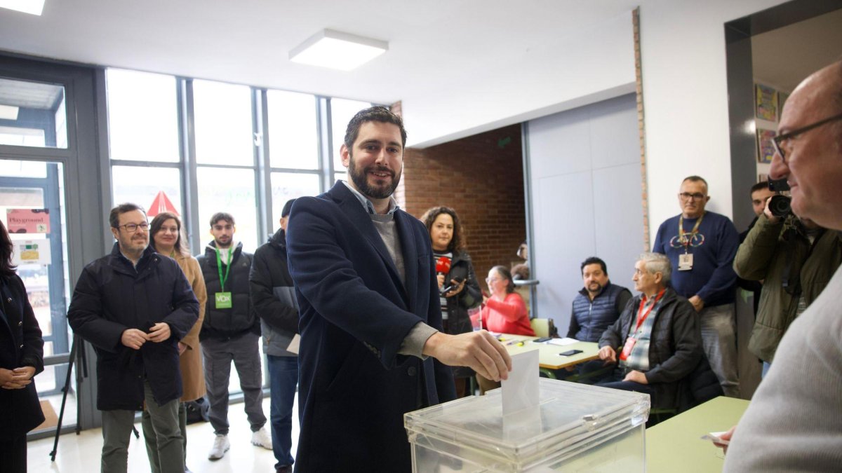Alejandro Nolasco, votando en Teruel