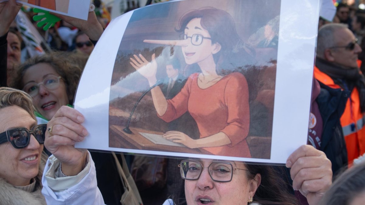Pancarta contra Mónica García en la manifestación de médicos en Madrid