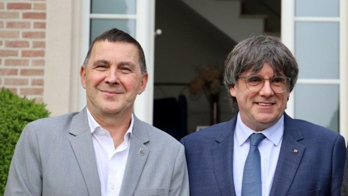 El prófugo Carles Puigdemont recibe en Waterloo al ex convicto Arnaldo Otegi