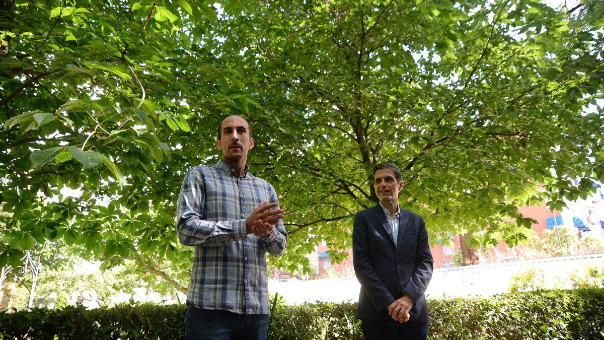 Concejal del PSOE en Alcalá de Henares Enrique Nogués, cuando era concejal de Medio Ambiente junto al entonces alcalde Javier Rodríguez Palacios