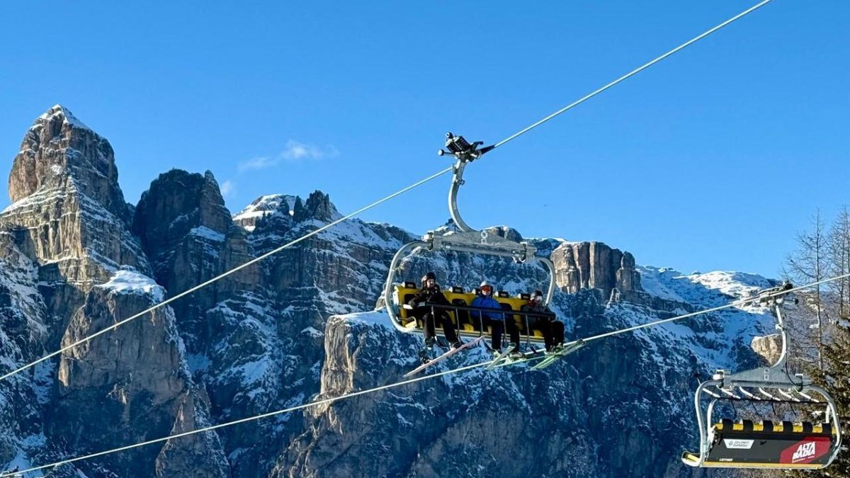 Alta Badía: rumbo a la cumbre con la muralla dolomítica de fondo.