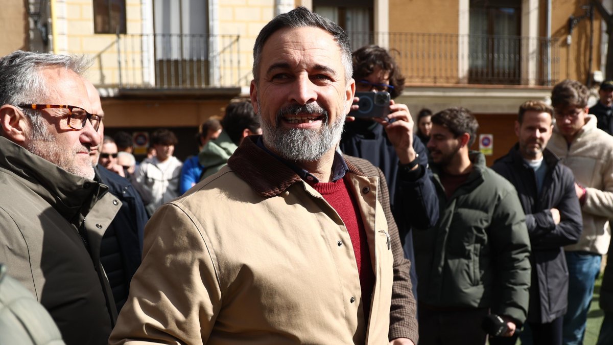 El presidente de VOX, Santiago Abascal, atiende a los medios de comunicación tras un acto electoral, a 19 de febrero de 2026, en Peñafiel, Valladolid