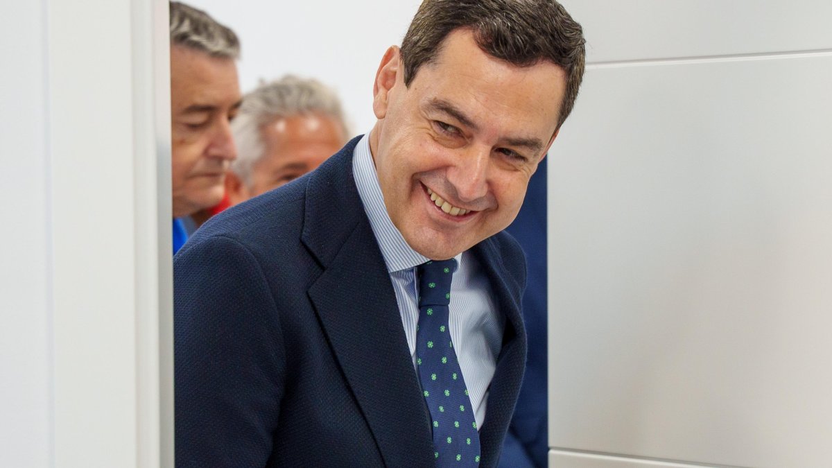 Juanma Moreno inalterable en su meta de agotar la legislatura: elecciones en junio "semana arriba, semana abajo"