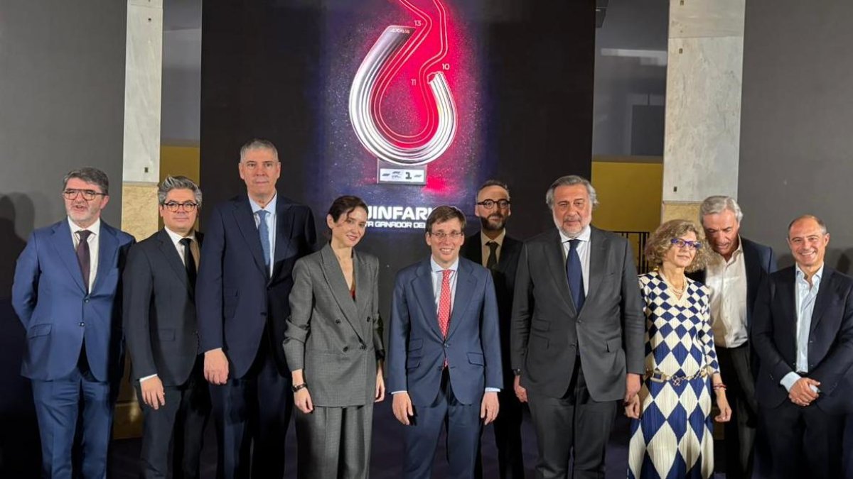 La presidenta de la Comunidad de Madrid, Isabel Díaz Ayuso, y el alcalde de Madrid, José Luis Martínez Almeida, posan junto al trofeo del 'Madring'.