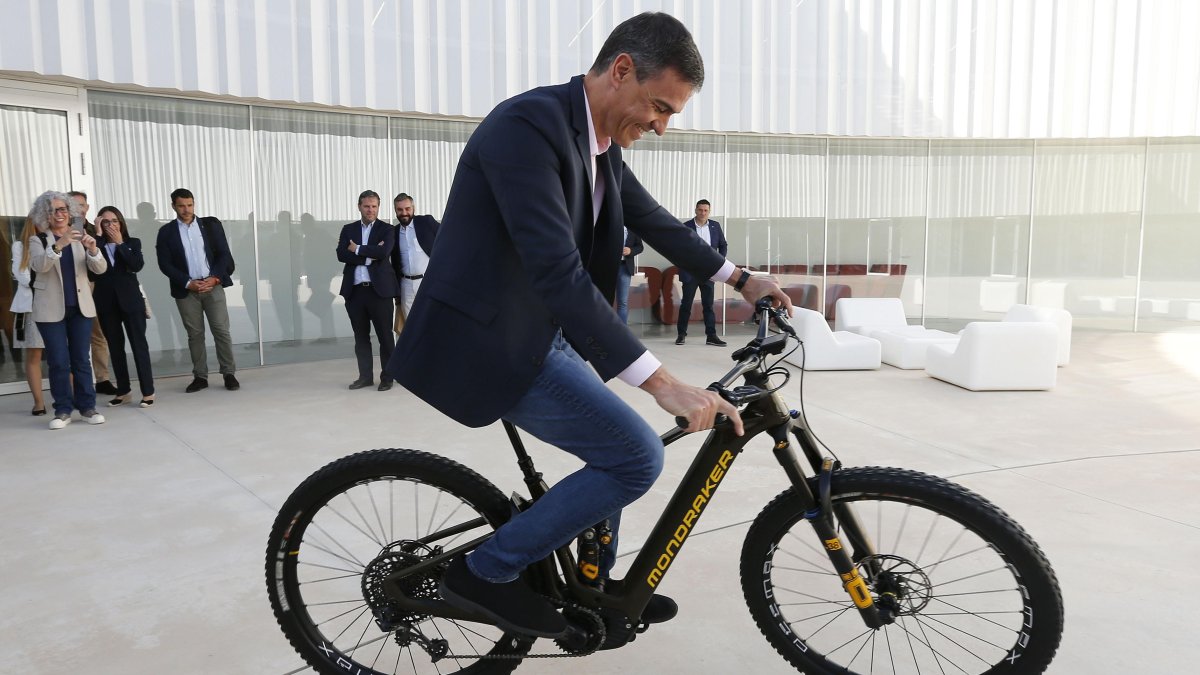 Pedro Sánchez, en bicicleta, en una imagen de 2023