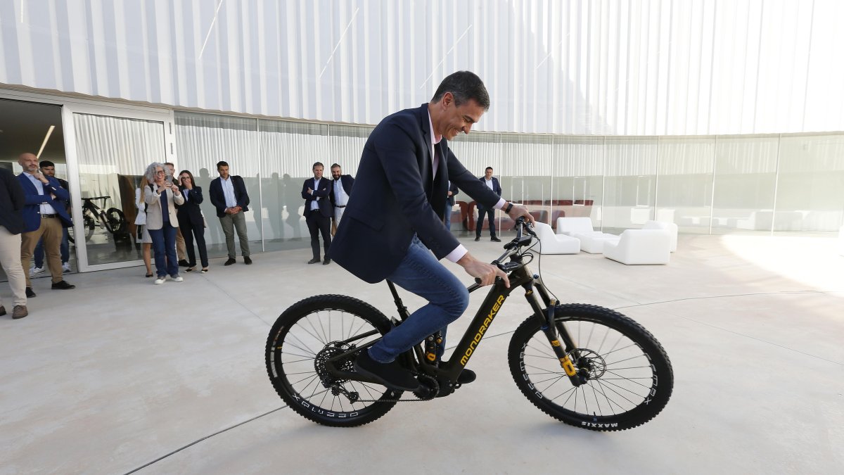Pedro Sánchez, en bicicleta, en una imagen de 2023