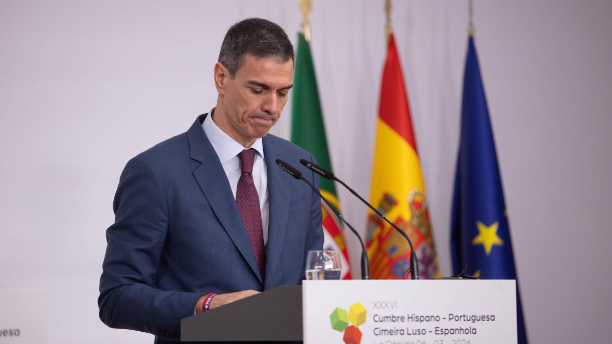 Pedro Sánchez tras presidir junto a su homólogo portugués, Luis Montenegro, la ceremonia de firma de acuerdos de la XXXVI Cumbre hispano-portuguesa.