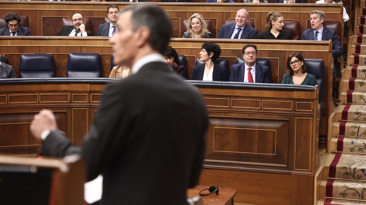 El presidente del Gobierno, Pedro Sánchez, interviene en el Congreso con Feijóo, Ester Muñoz y otros miembros del PP al fondo.