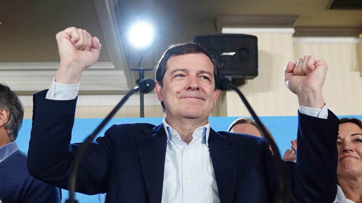 Mañueco logra una gran victoria y seguirá gobernando... si un Vox frenado lo permite