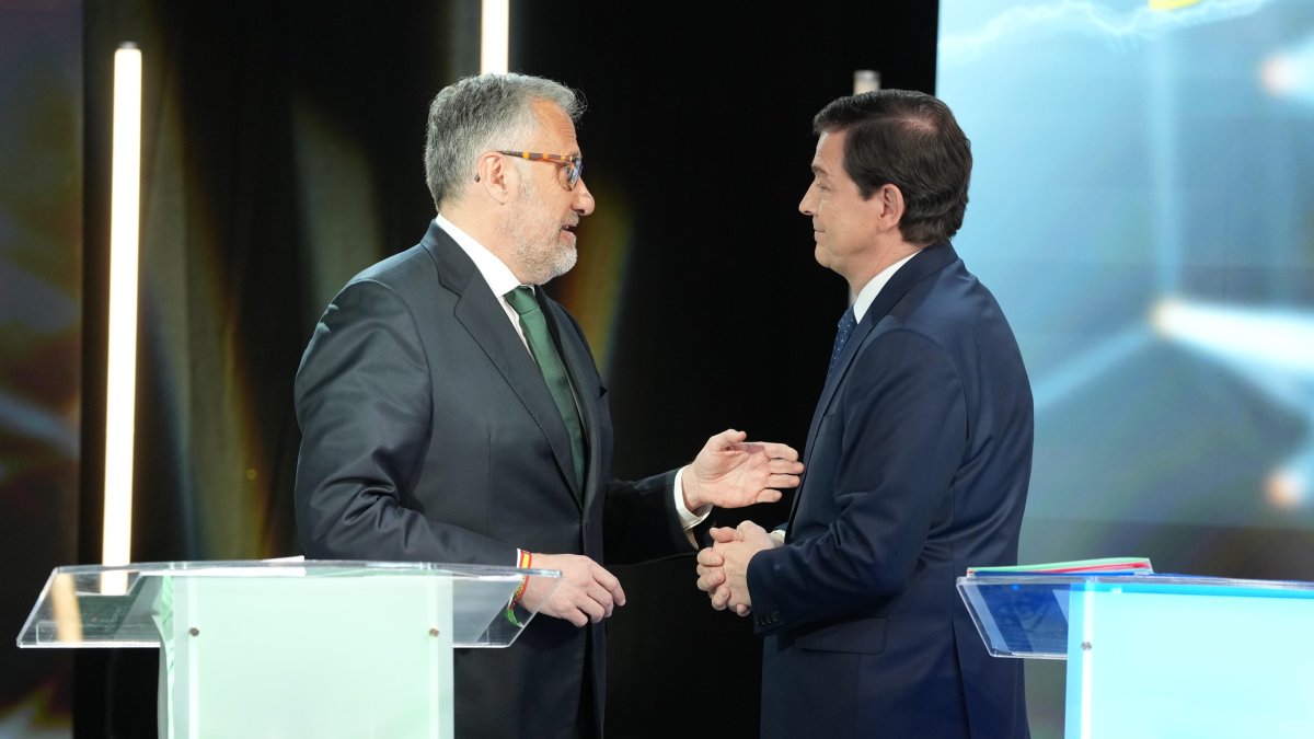 El candidato de VOX a la Presidencia de la Junta de Castilla y León, Carlos Pollán y el presidente de la Junta de Castilla y León, Alfonso Fernández Mañueco