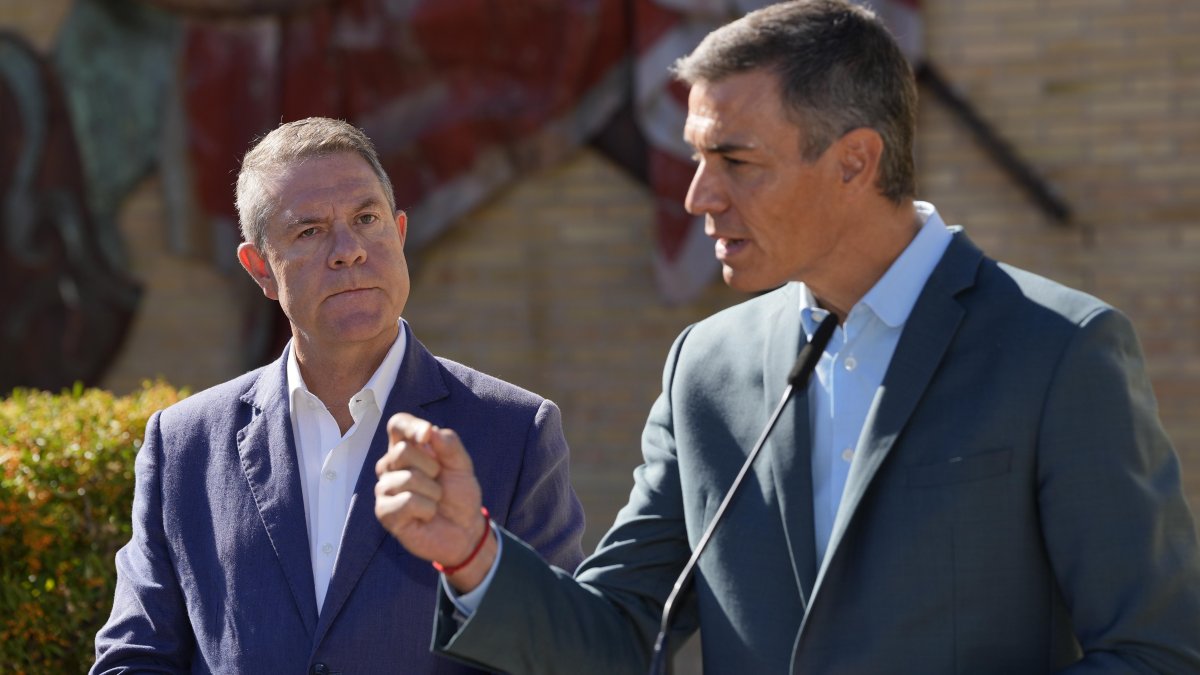 El presidente del Gobierno, Pedro Sánchez, acompañado por el presidente de la Junta de Castilla-La Mancha, Emiliano García Page