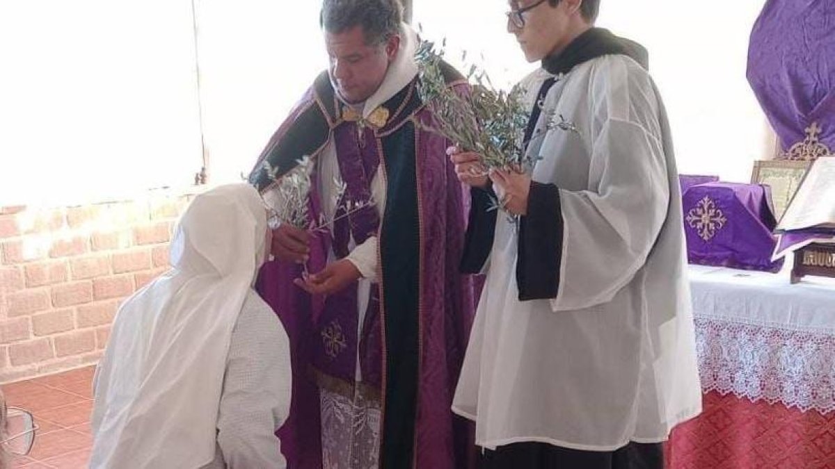Una de las exreligiosas en un acto por Semana Santa.
