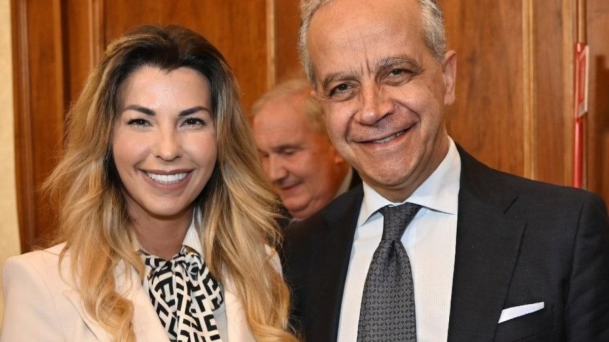 El romance entre el ministro del Interior de Meloni y la periodista que revoluciona Italia