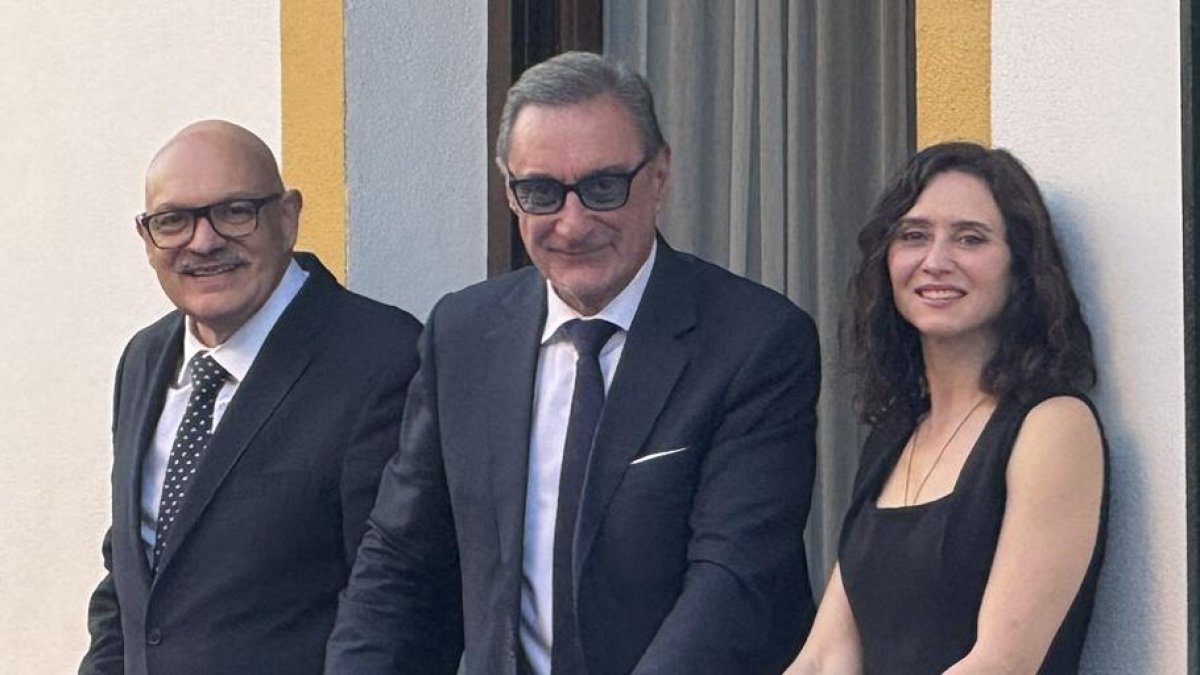 Ayuso disfrutó la Madrugá desde el balcón de Carlos Herrera en Sevilla