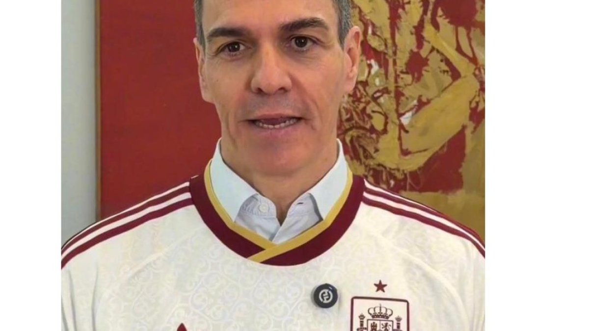 Sánchez se pone la camiseta de la selección para "jugar" con los datos de afiliación