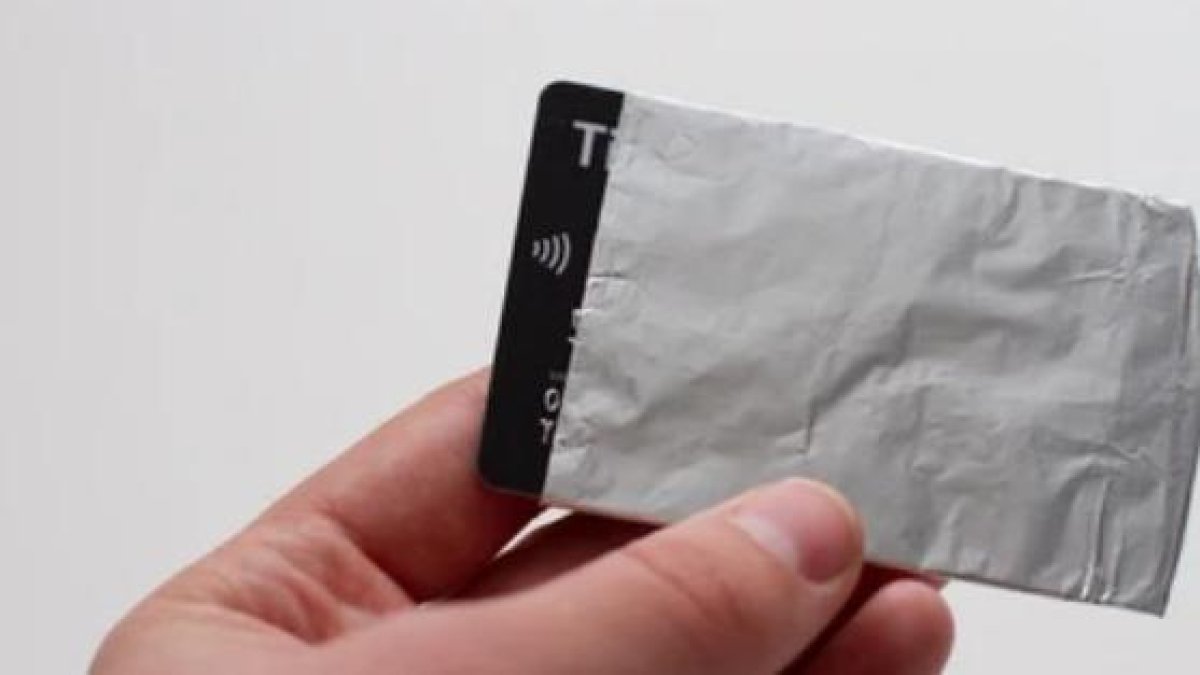 Para qué sirve envolver las tarjetas en papel de aluminio y cuándo puede funcionar