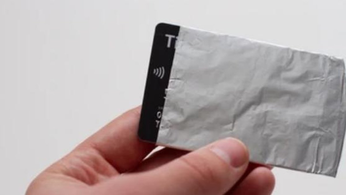 Tjarjeta bancaria envuelta en papel de aluminio