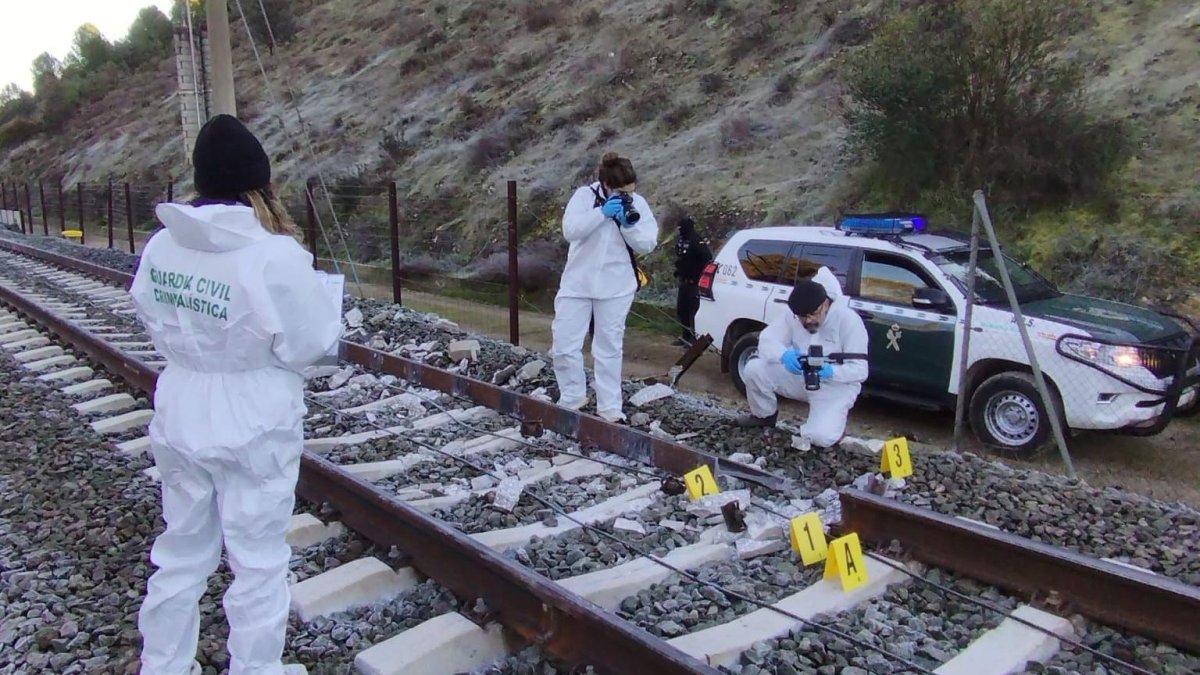 La Guardia Civil lo confirma: el carril de Adamuz se rompió la noche anterior y no saltaron las alertas en Adif