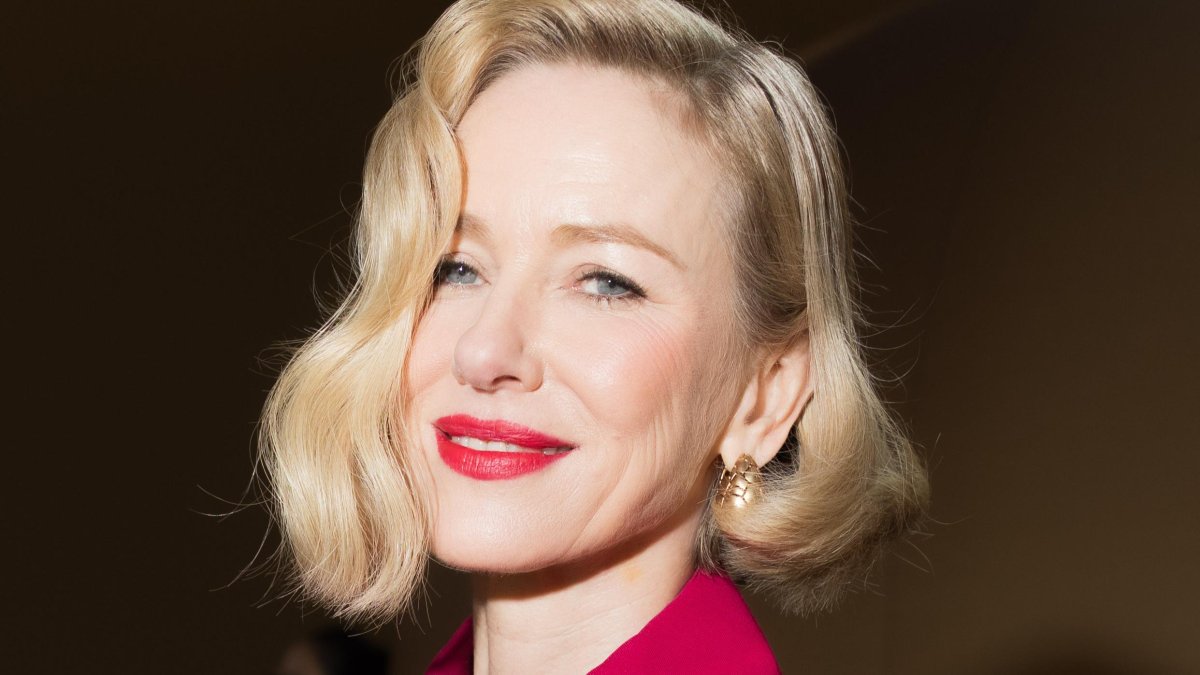Naomi Watts (57 años), con un versátil y elegante bob ligeramente asimétrico, y una base de rubio dorado que dulcifica sus facciones