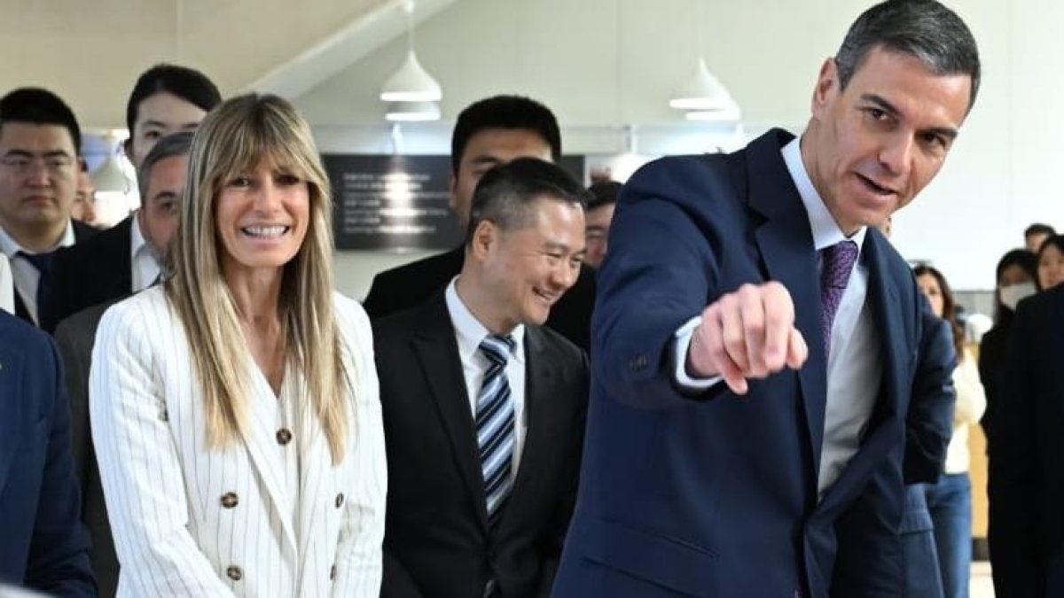 El presidente del Gobierno, Pedro Sánchez, visita la sede de Xiaomi en Pekín junto a su mujer, Begoña Gómez.