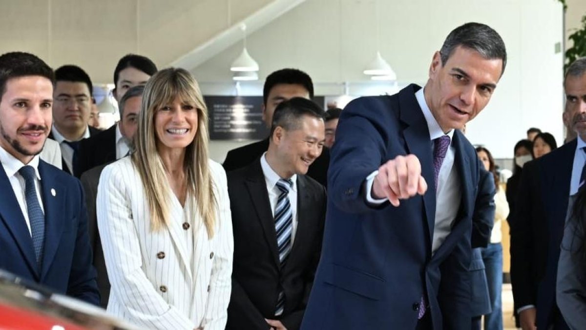 El presidente del Gobierno, Pedro Sánchez, visita la sede de Xiaomi en Pekín junto a su mujer, Begoña Gómez.
REMITIDA / HANDOUT por MONCLOA
Fotografía remitida a medios de comunicación exclusivamente para ilustrar la noticia a la que hace referencia la imagen, y citando la procedencia de la imagen en la firma
13/4/2026