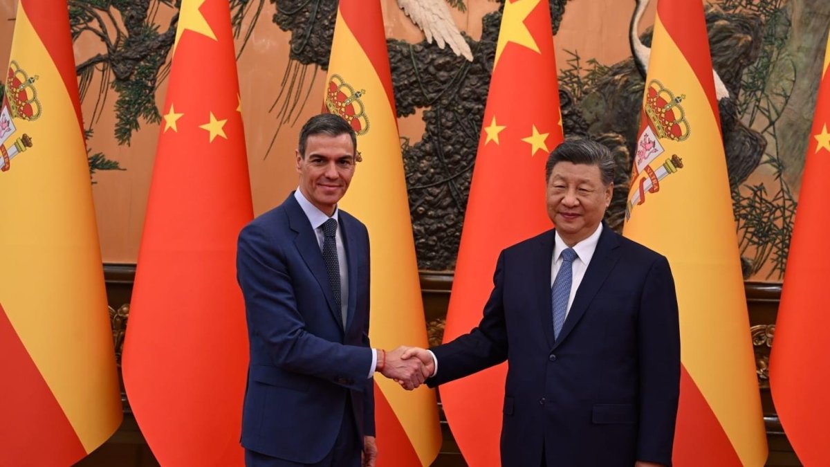 Sánchez en China, en el Supremo la España de golfos y verduleras