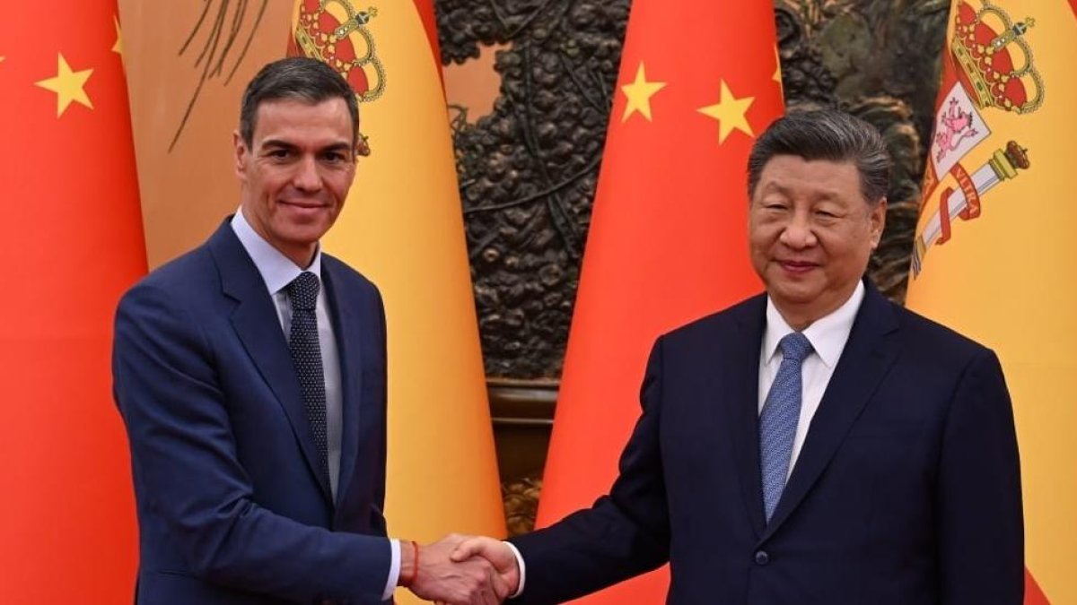 El presidente del Gobierno, Pedro Sánchez, y su homólogo chino, Xi Jinping, en el Gran Palacio del Pueblo de Pekín.