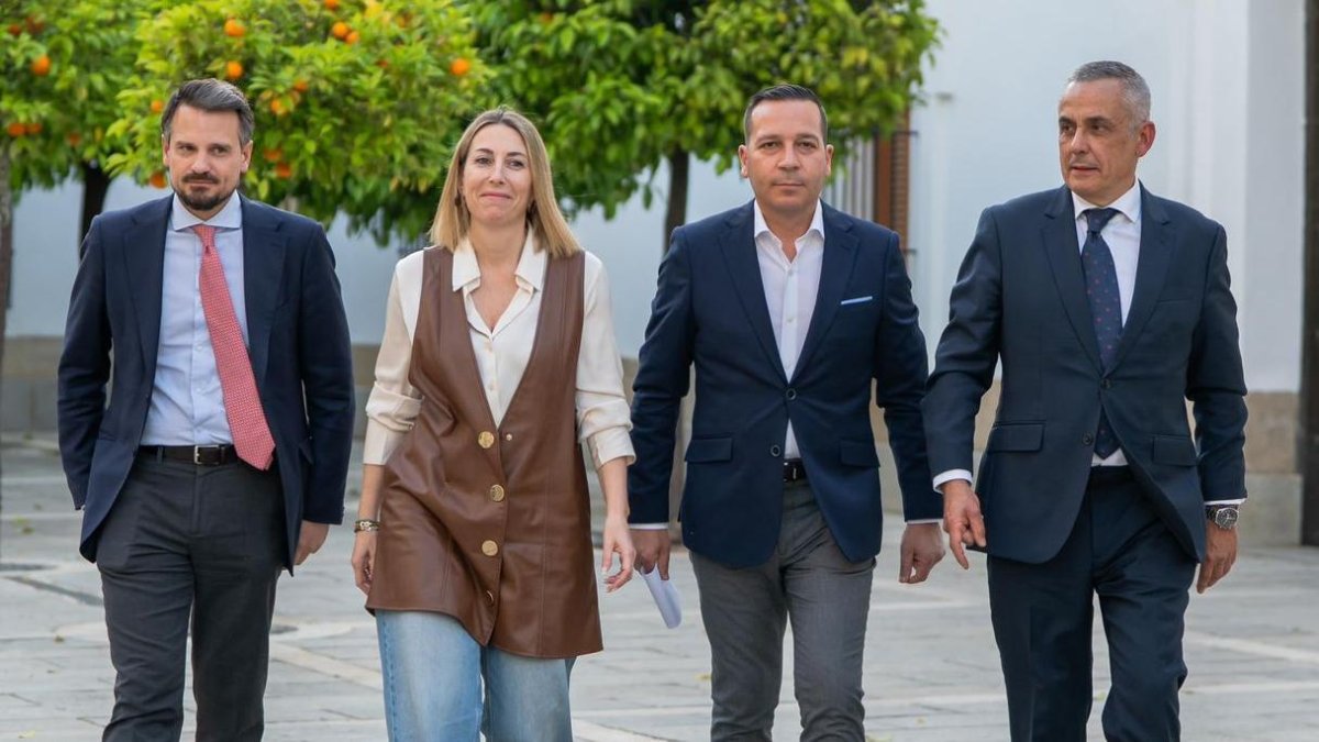 La presidenta de Extremadura, María Guardiola, junto al líder de Vox en la región, Óscar Fernández.