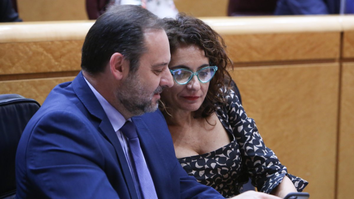 José Luis Ábalos y María Jesús Montero, curioseando con los móviles