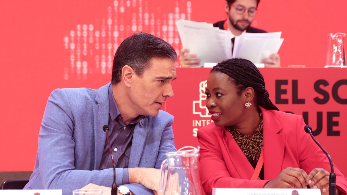 Pedro Sánchez, denunciado por acoso laboral y prácticas irregulares por una  excompañera de la Internacional Socialista